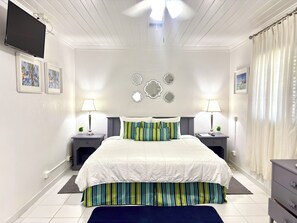 1 bedroom, desk, free WiFi - Beautiful Poolhouse, 3-minute Walk to Saunder's Beach! (Nassau)