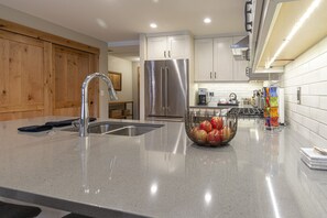 Réfrigérateur, four à micro-ondes, un four, surface de cuisson