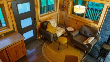 Una chimenea, libros