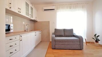 Classic Studio | Private kitchen | Stovetop, highchair