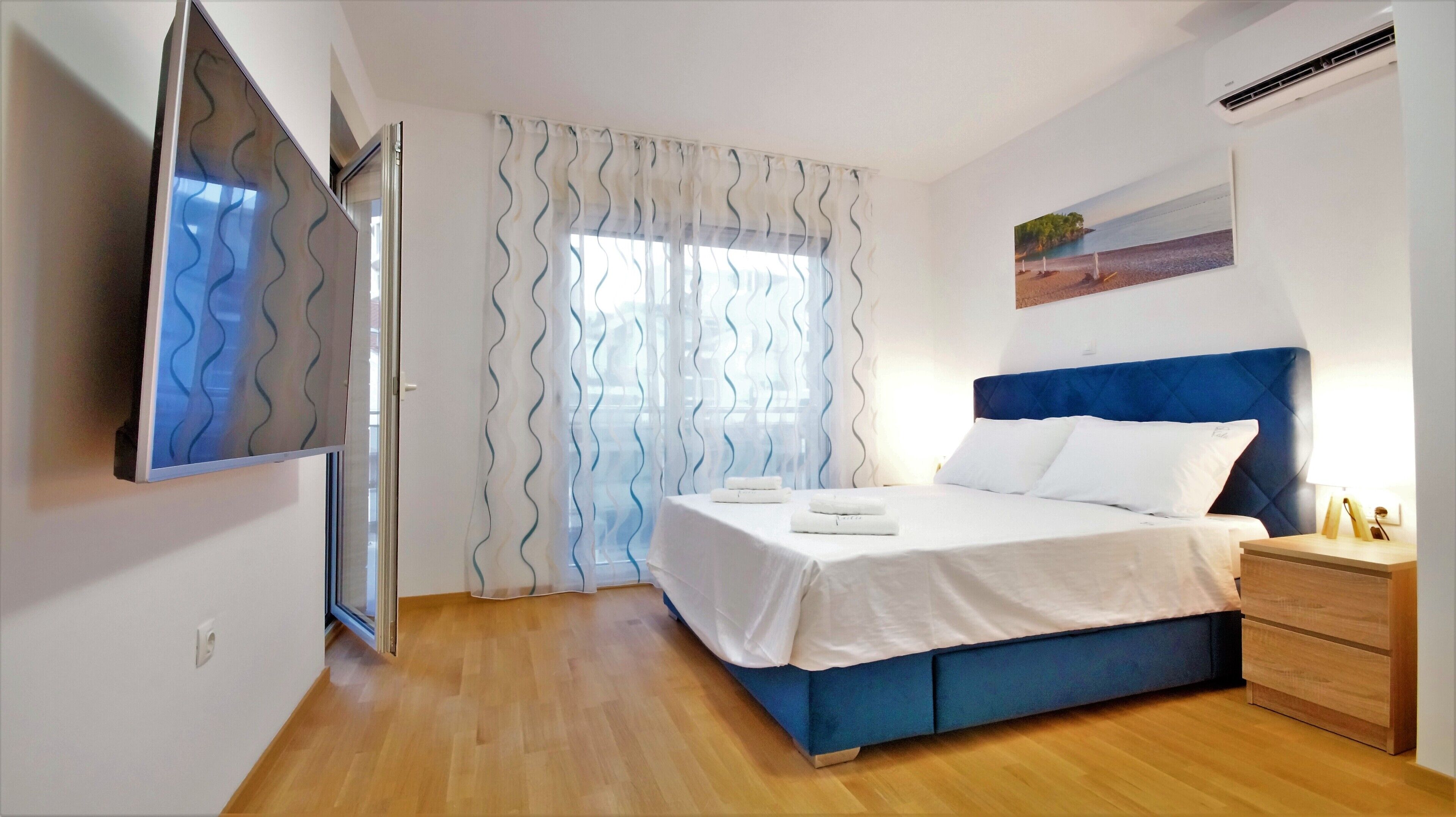 Egyptian cotton sheets, premium bedding, minibar, free cribs/infant beds