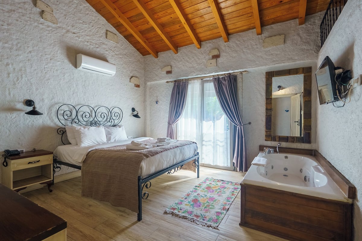 Room, Jetted Tub