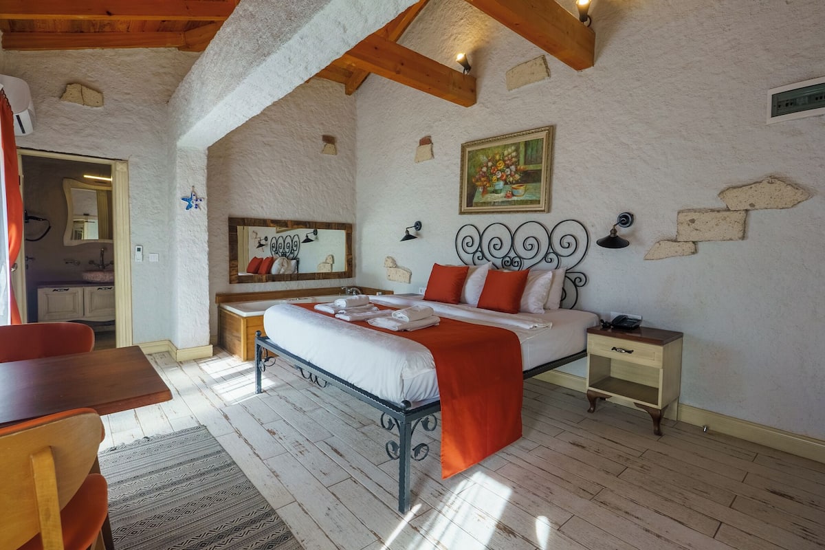 Deluxe Room, Jetted Tub