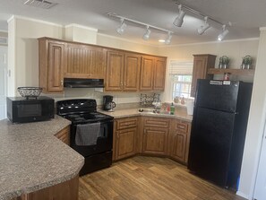 Fridge, microwave, oven, stovetop - Ft.Myers Okeechobee Clewiston Labelle Wifi Pool Vacation Farm Home 3.2 (Clewiston)