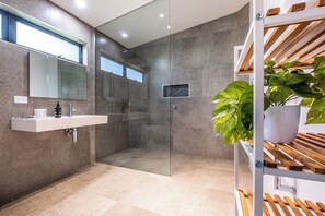 Dusche, Haartrockner, Handtücher