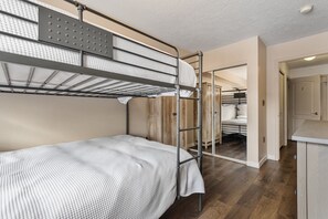 2 bedrooms, desk, iron/ironing board, free WiFi