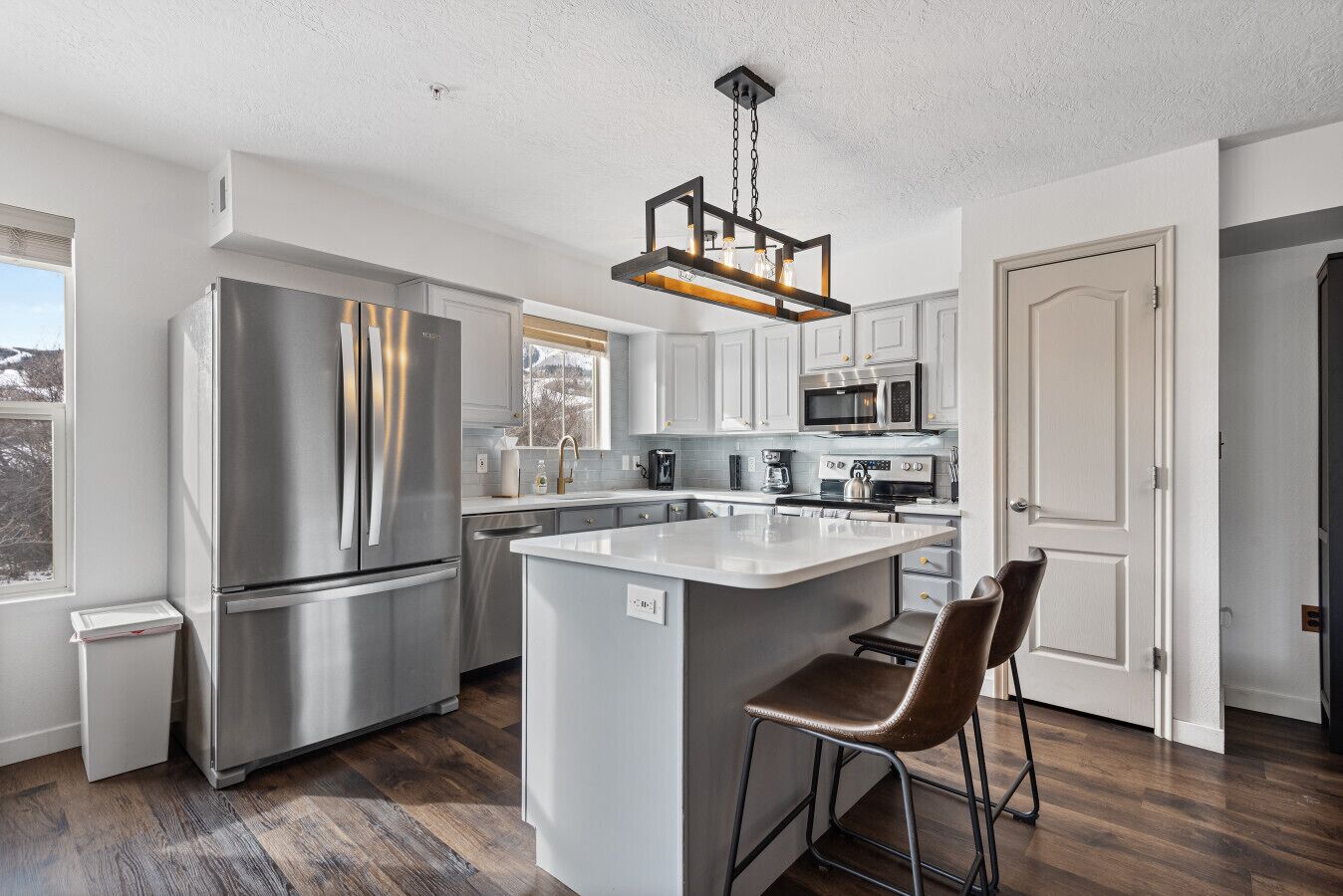 Réfrigérateur, four à micro-ondes, un four, surface de cuisson