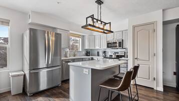 Réfrigérateur, four à micro-ondes, un four, surface de cuisson