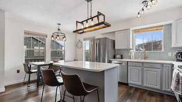 Réfrigérateur, four à micro-ondes, un four, surface de cuisson