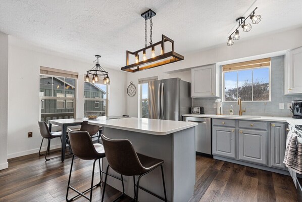 冷蔵庫、電子レンジ、オーブン、コンロ