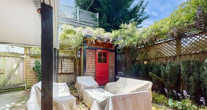 Adorable condo with private courtyard, washer/dryer, WiFi & perfect location