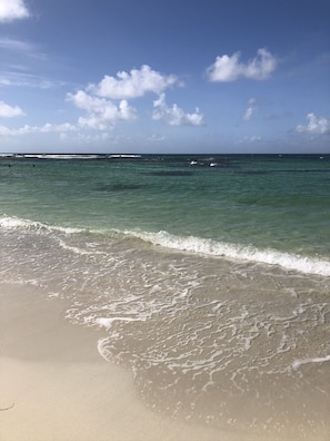 On the beach, sun loungers, beach towels - Charming seaside apartment (Saint-François)