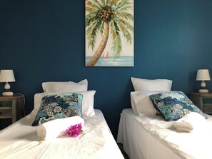 2 bedrooms, in-room safe, iron/ironing board, travel cot - Charming seaside apartment (Saint-François)