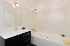 Dusj, boblebad, hårføner og håndklær