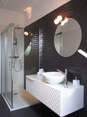Shower, jetted tub, hair dryer, towels