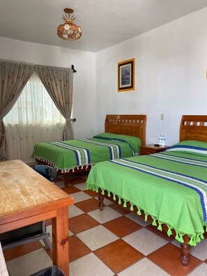 Individuell dekoriert, individuell eingerichtet, Schreibtisch