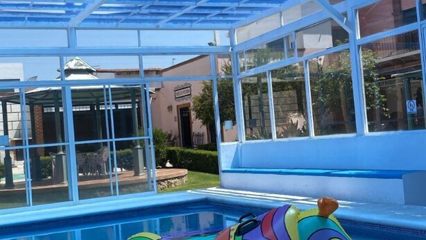 Ein Poolbereich mit einem bunten Schwimmspielzeug.