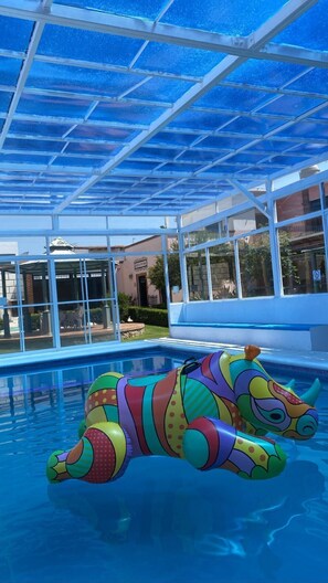 A pool area with a colorful inflatable toy. - Hotel El Mirador (Tequisquiapan)