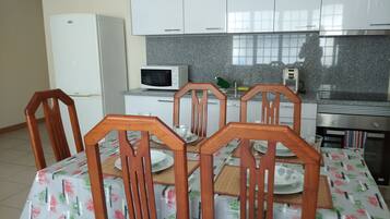 Frigorífico, microondas, horno y placa de cocina