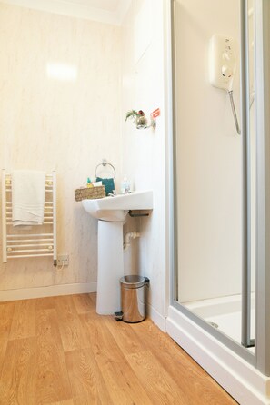 Ilmaiset hygieniatuotteet, pyyhkeet, vessapaperi