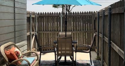 Rock Island Rail House.đŸ Dog friendly, Private 6ft. Fenced Yard