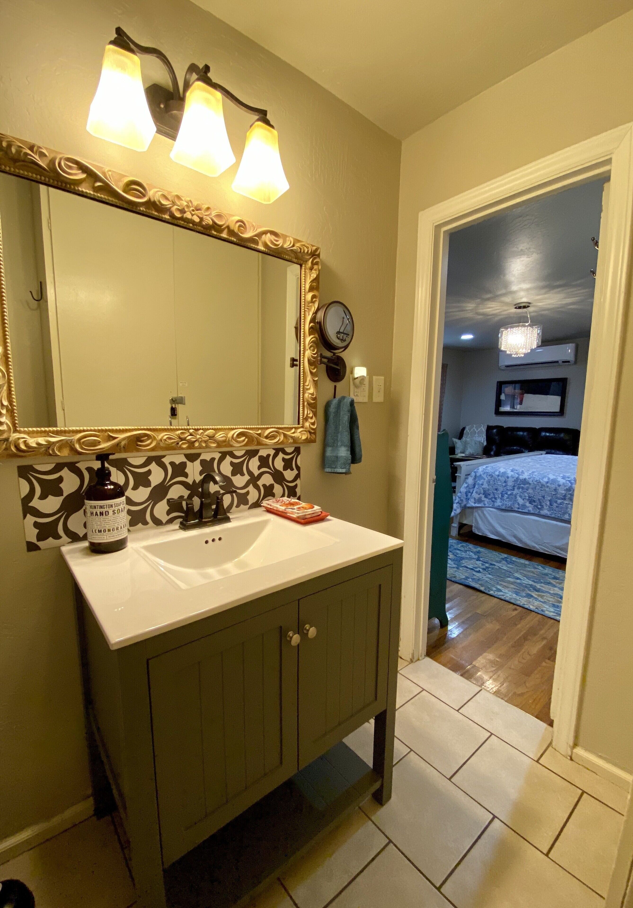 シャワー付き浴槽、ヘア ドライヤー、タオル、トイレットペーパー