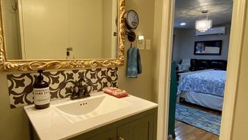 Tina con regadera, secadora de cabello, toallas, papel de baño