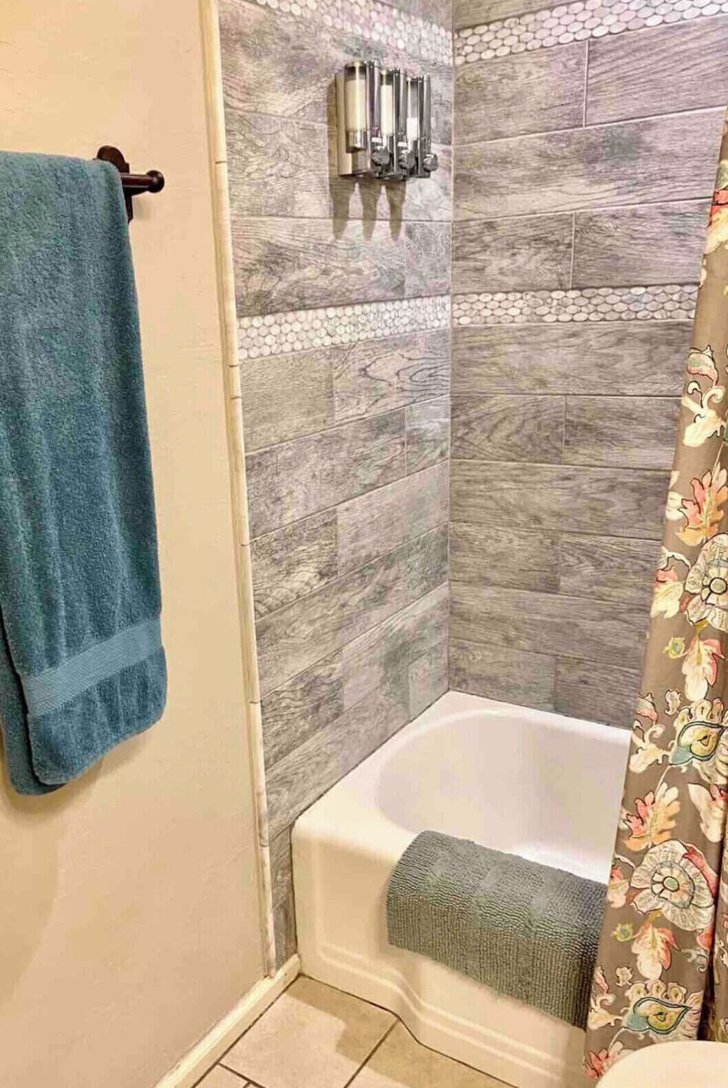 Kombination af bruser/badekar, hårtørrer, håndklæder, Toiletpapir