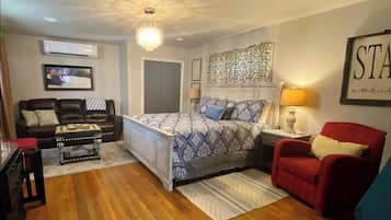 1 habitación, tabla de planchar con plancha y ropa de cama