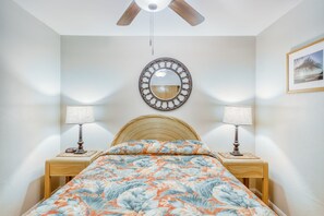 1 bedroom, iron/ironing board, free Internet, bed sheets - Delightful condo near beaches with pool & hot tub & private balcony (Kailua-Kona)