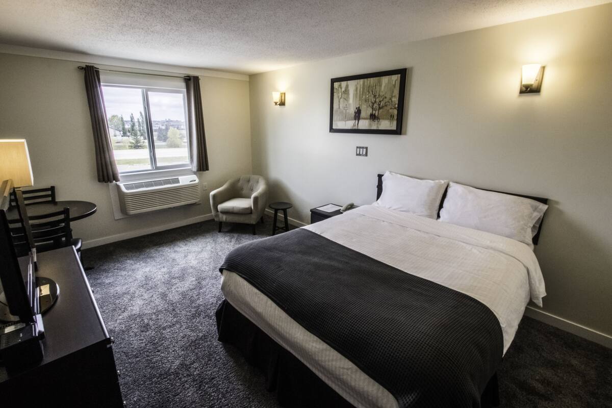 Room, 1 Queen Bed | WiFi (free)