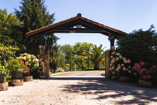 Property grounds - Luxury Villa Higer (PV)