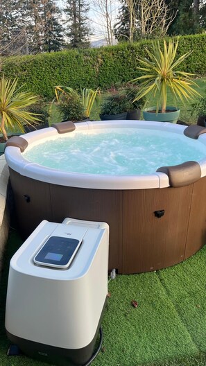 Outdoor spa tub - Luxury Villa Higer (PV)