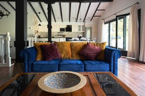 Téléviseur, foyer, livres