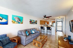 TV - Direct oceanfront condo with pool & hot tub (Kailua-Kona)
