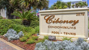 Señal para Ciboney Condominiums, con comodidades que incluyen piscina y cancha de tenis.