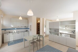 Fridge, stovetop, coffee/tea maker, toaster - Located just a 4-minute walk from the beautiful sandy beach of Lido di Capoliveri, I Palmizi is the ideal destination for a relaxing seaside holiday on the Island of Elba.Our studio apartments, available both on the ground floor and the first floor, each (lido di capoliveri)