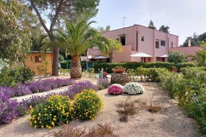 Exterior - Located just a 4-minute walk from the beautiful sandy beach of Lido di Capoliveri, I Palmizi is the ideal destination for a relaxing seaside holiday on the Island of Elba.Our studio apartments, available both on the ground floor and the first floor, each (lido di capoliveri)