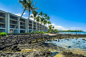 Property grounds - Chic oceanfront condo with full ocean views, pool & hot tub (Kailua-Kona)