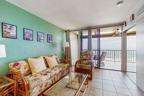 TV, books - Chic oceanfront condo with full ocean views, pool & hot tub (Kailua-Kona)