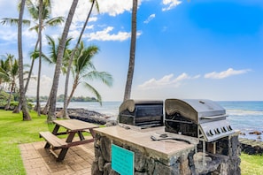 Outdoor dining - Chic oceanfront condo with full ocean views, pool & hot tub (Kailua-Kona)