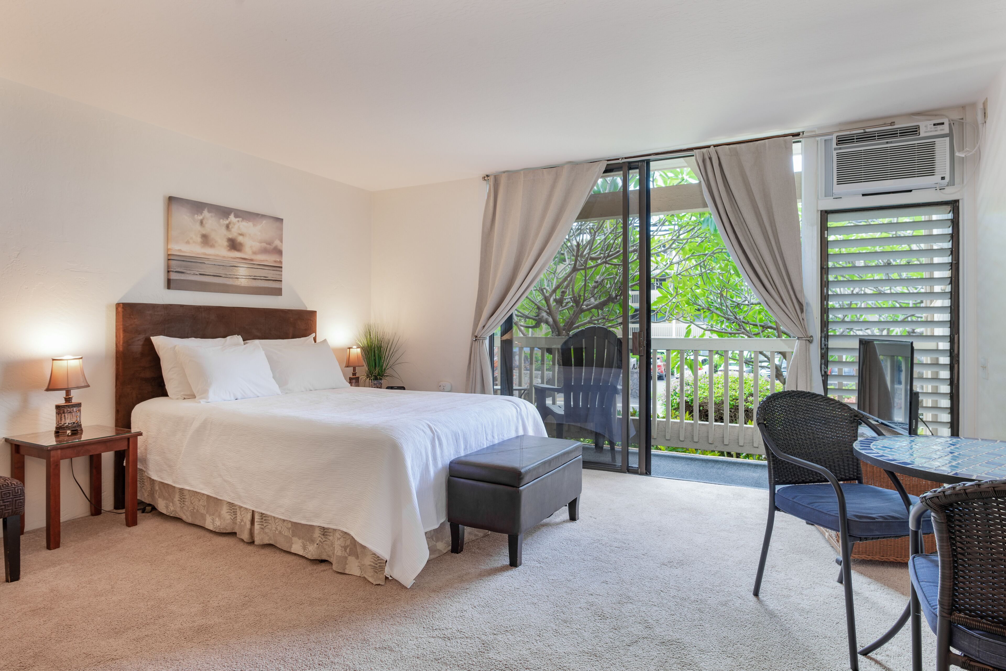 Comfy studio w/grilling area, shared pool, & near shopping/dining & beaches