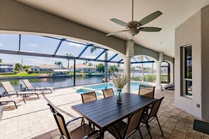 屋外ダイニングエリア