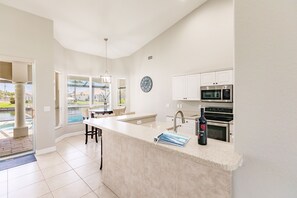 冷蔵庫、電子レンジ、オーブン、コンロ