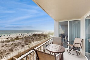Outdoor dining - Gulf-front home with balcony, ocean views, pool and beach access (Fort Walton Beach)