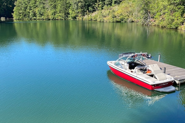 Deep water dock with boat access on both sides.  BOAT NOT INCLUDED WITH RENTAL