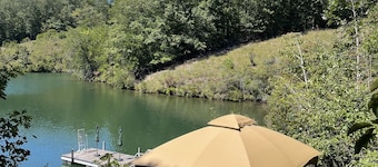 North Keowee Family Lake House on Private Cove With Dock / 5 MIN FROM JOCASSEE