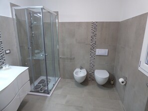 Dusche, Haartrockner, Bidet, Handtücher