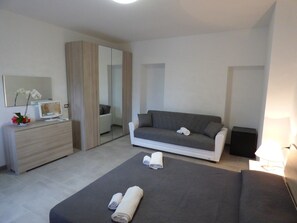 1 bedroom, WiFi, bed sheets - Beb fioridipesco consists of three bedrooms with en-suite bathrooms (Alghero)