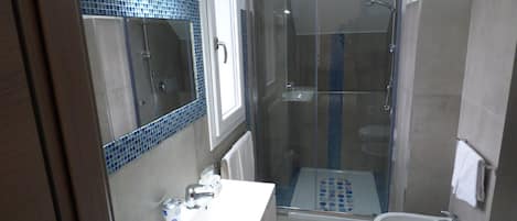 Dusche, Haartrockner, Bidet, Handtücher